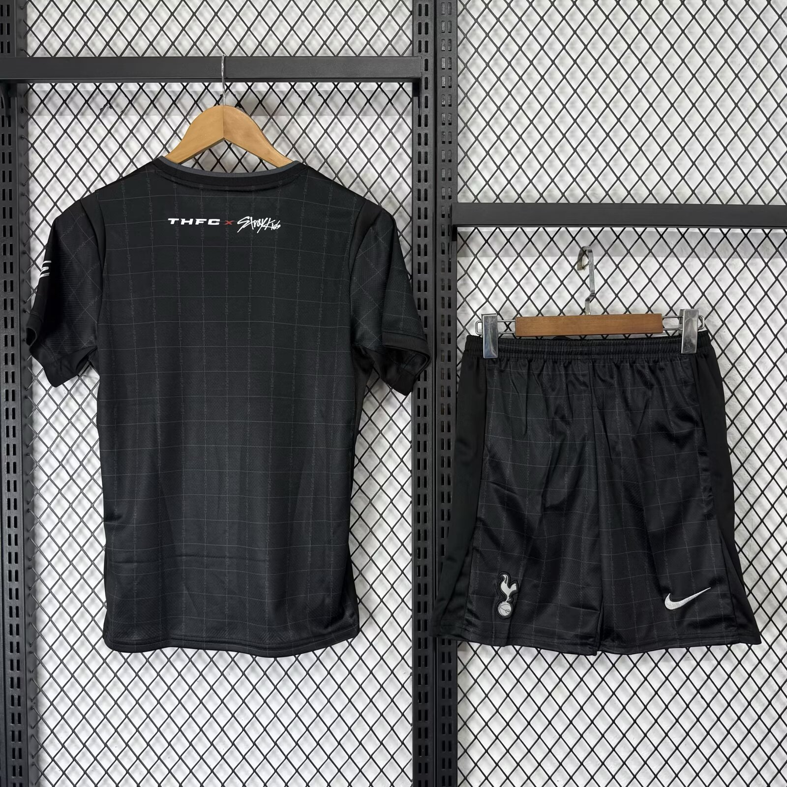 2025/2026 Tottenham Co-Branded Edition Black Soccer Jersey 1:1 Thai Quality Kids Size - 图片 2